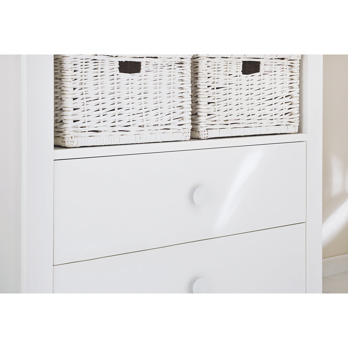 Detail van witte meubelknoppen op de Florentina commode