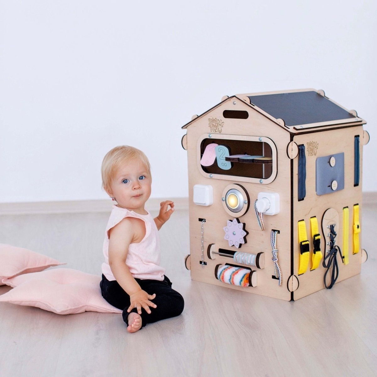 BusyKids set – Busy Board speelhuisje naturel/pastel met creatieve kubus-Speelhuisje set