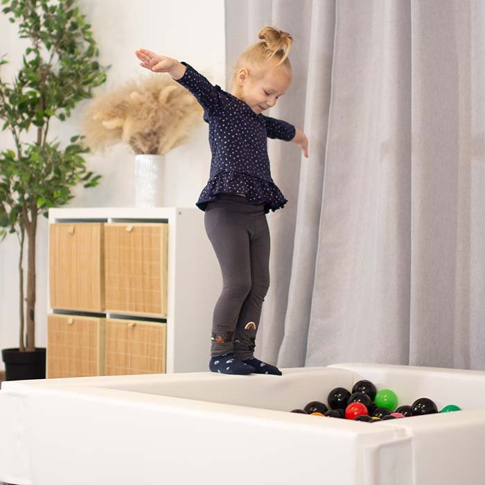 Kind springt in Soft Play Ballenbak - Ball Play Heaven