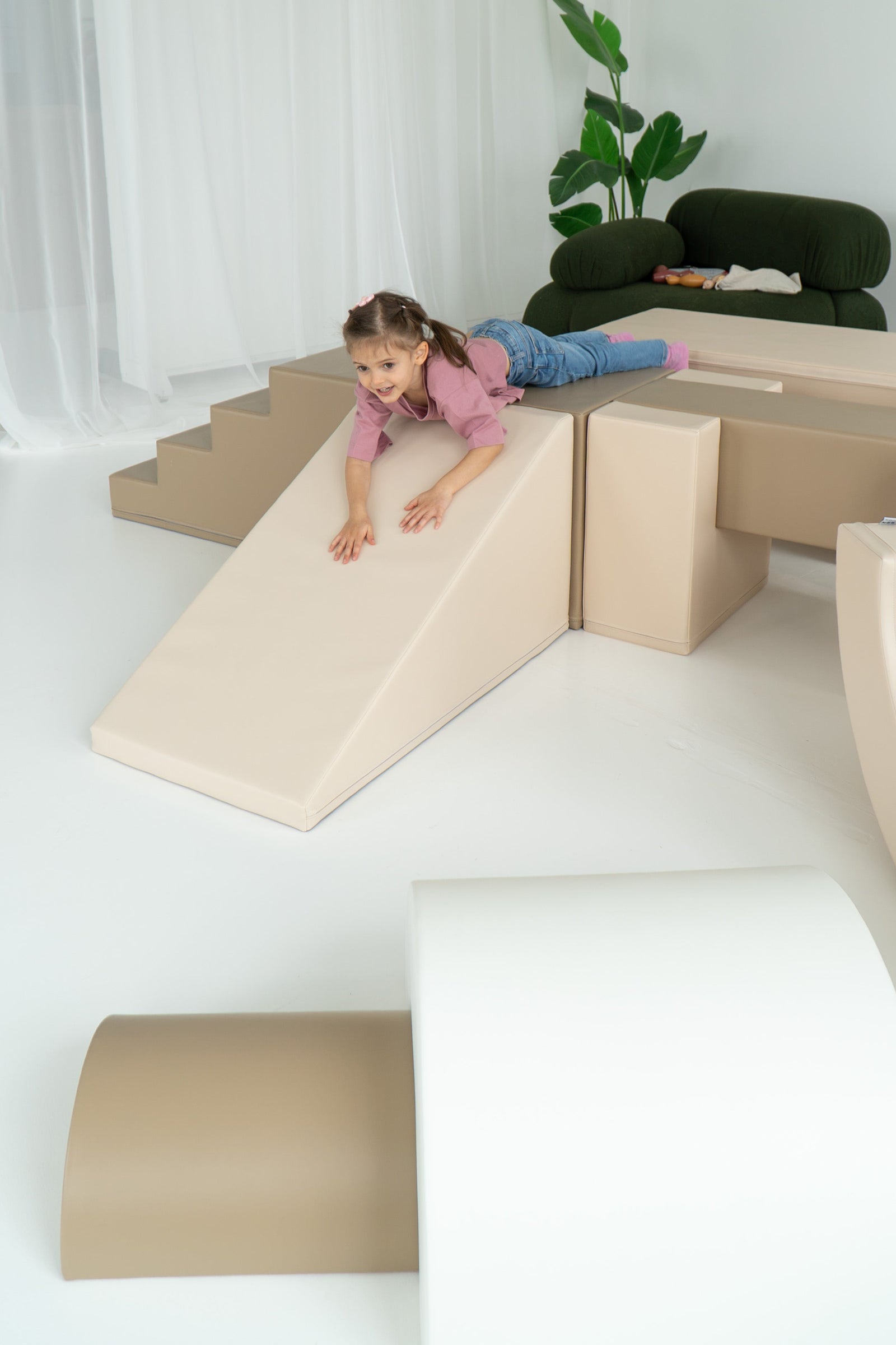 Kind klimt op de foamglijbaan van IGLU The Gym in Soft Serve