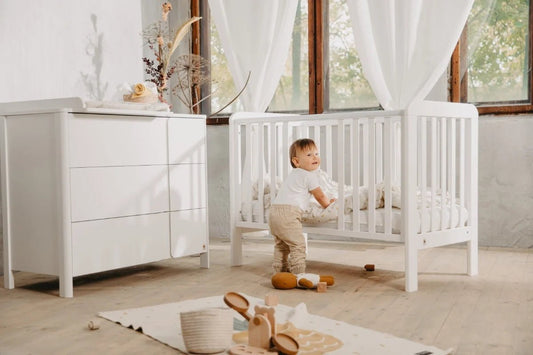 Rustig ingerichte kinderkamer met ledikant en commode van YappyKids.
