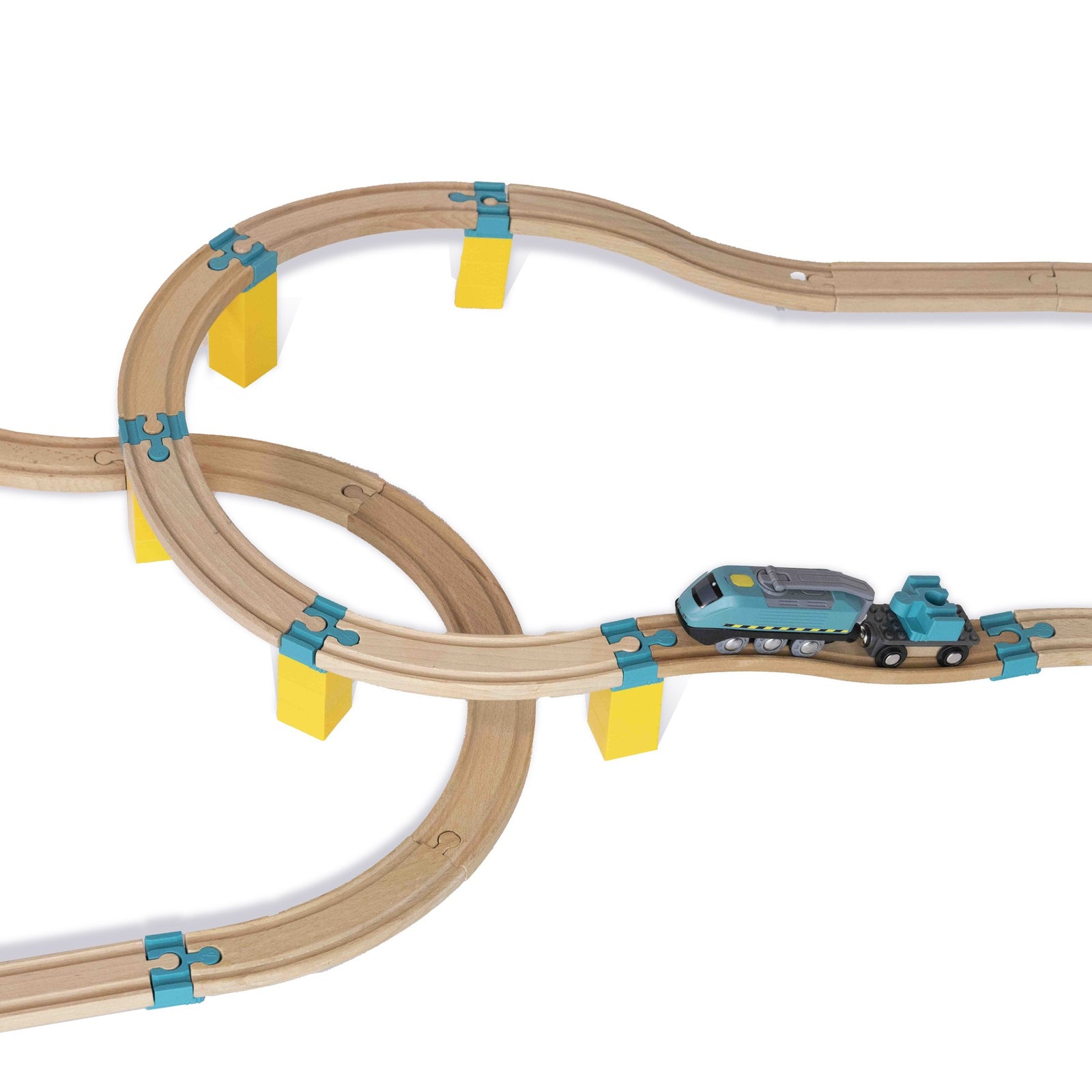 Houten treinbaan met een vertakking, gekleurde bouwstenen en blauwe Yamba Link-adapters