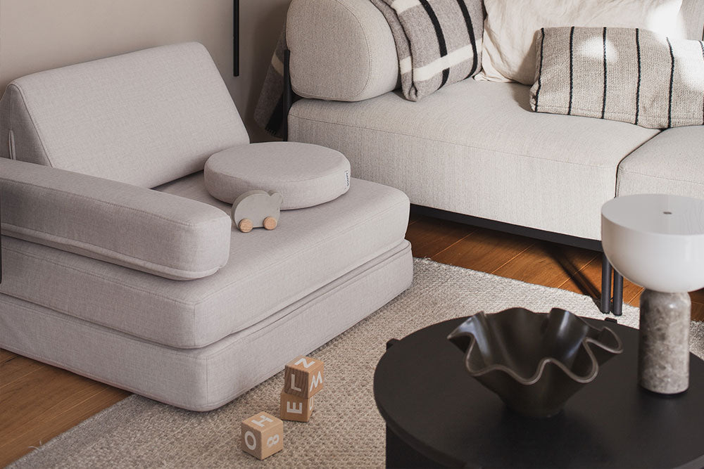 Shappy Armchair Original 80 cm — kind speelt op de fauteuil
