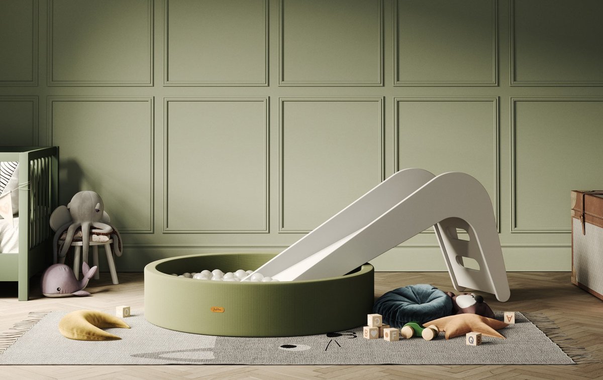 Houten-glijbaan-staat-in-ballenbak