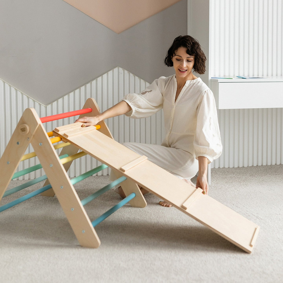 BusyKids Pikler klimdriehoek met plank – regenboog – productbeeld 9