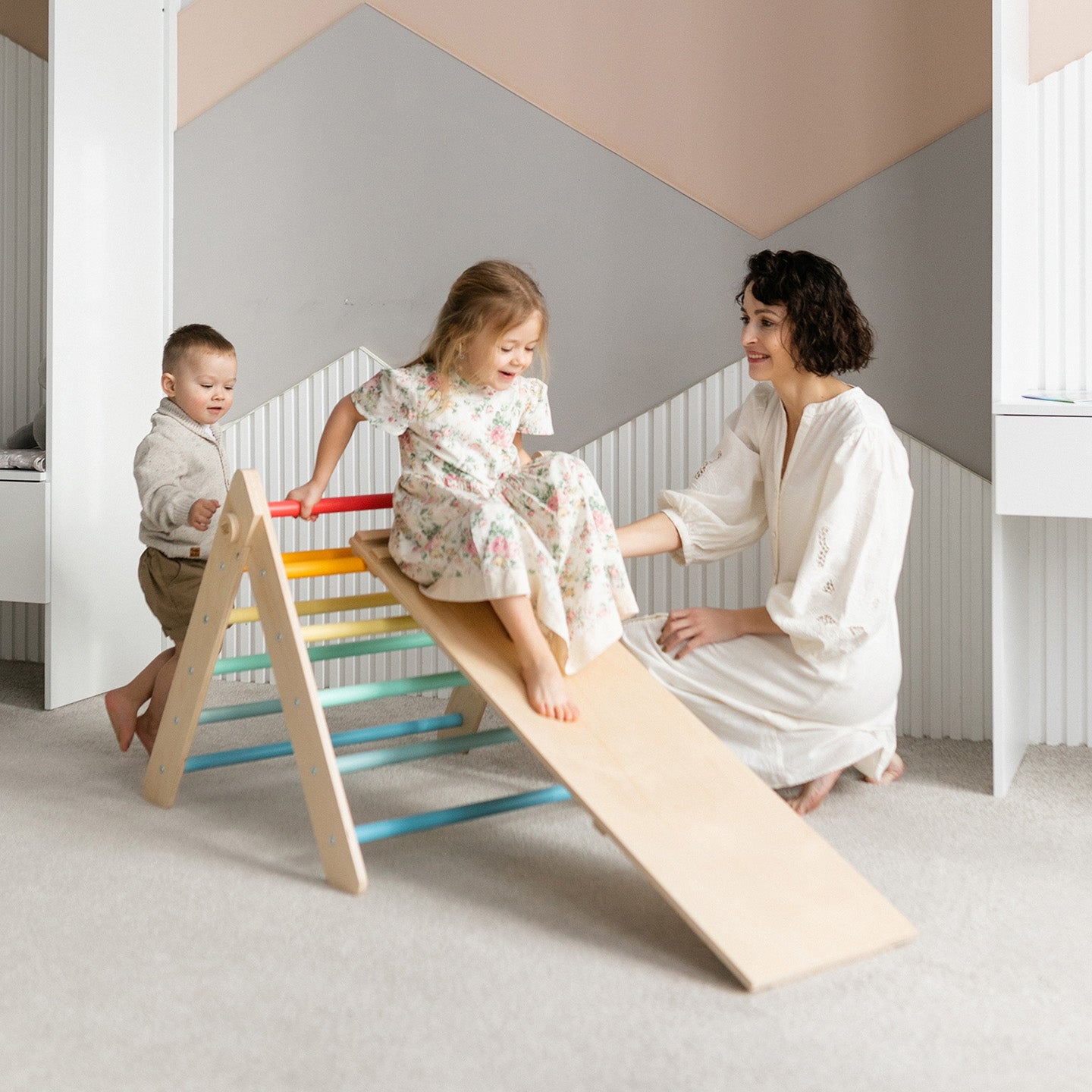 BusyKids Pikler klimdriehoek met plank – regenboog – productbeeld 6