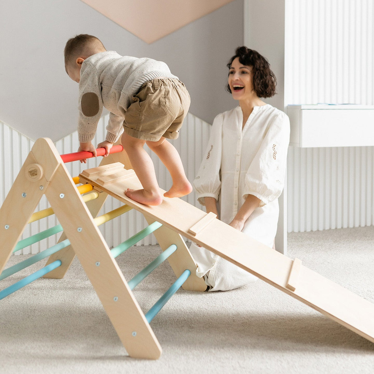 BusyKids Pikler klimdriehoek met plank – regenboog – productbeeld 7