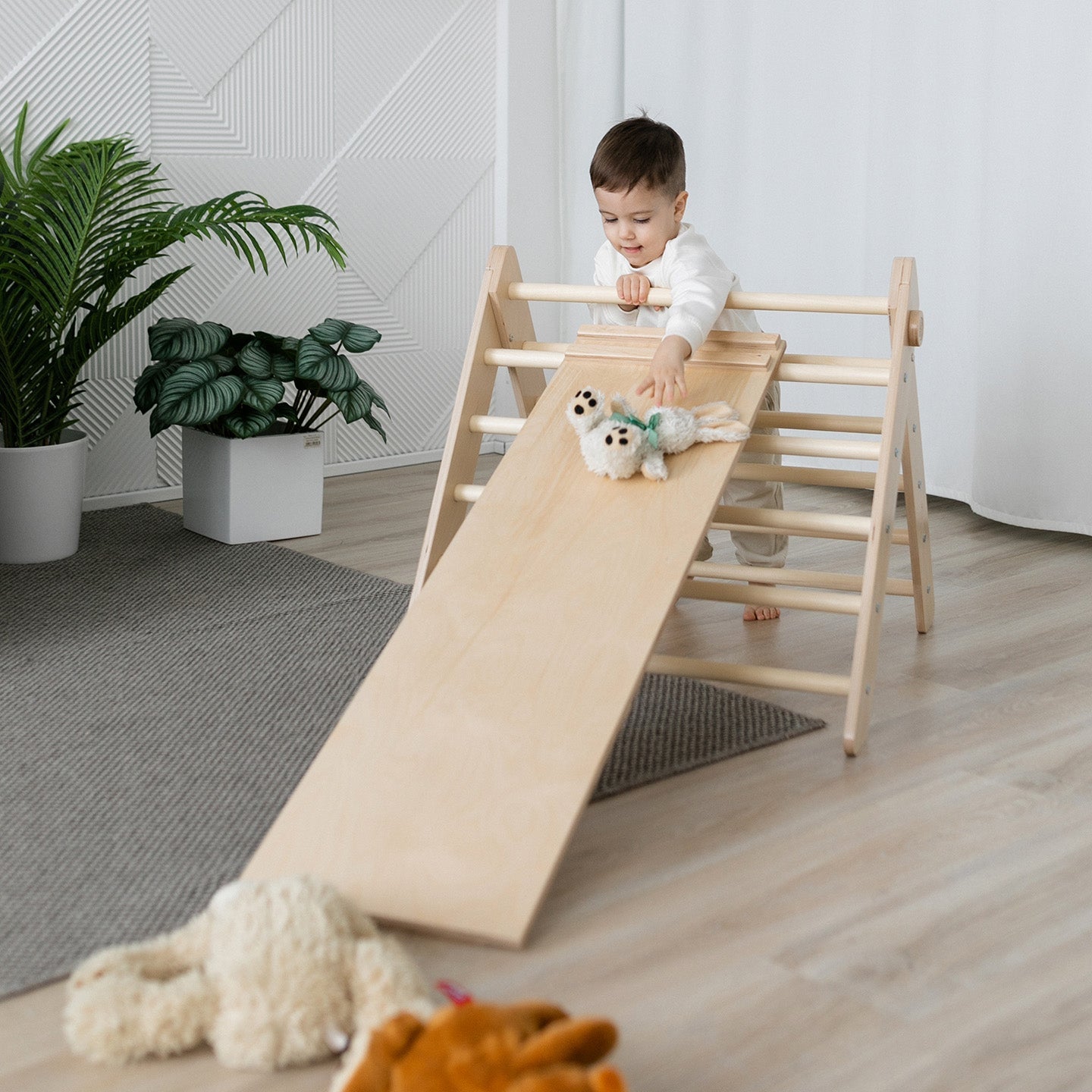 BusyKids Pikler klimdriehoek met plank – regenboog – productbeeld 20