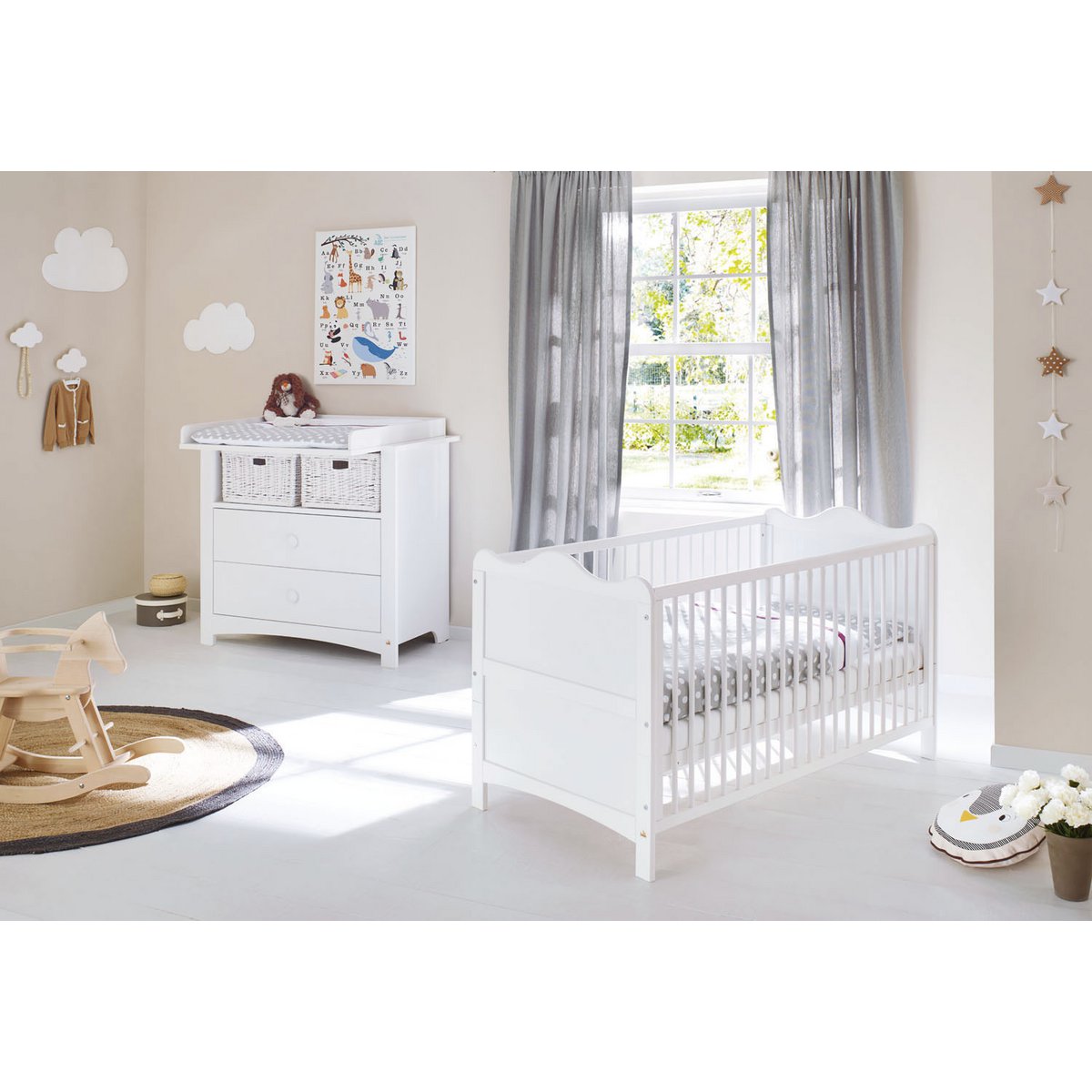 Pinolino Florentina babykamer breed met ledikant en commode in een interieur