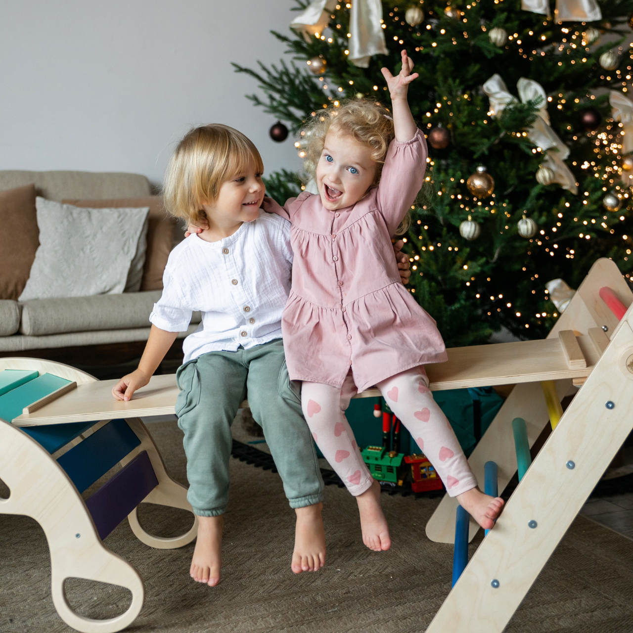 BusyKids Pikler groot set – driehoek, 2 planken & balanswip – regenboog – productbeeld 3