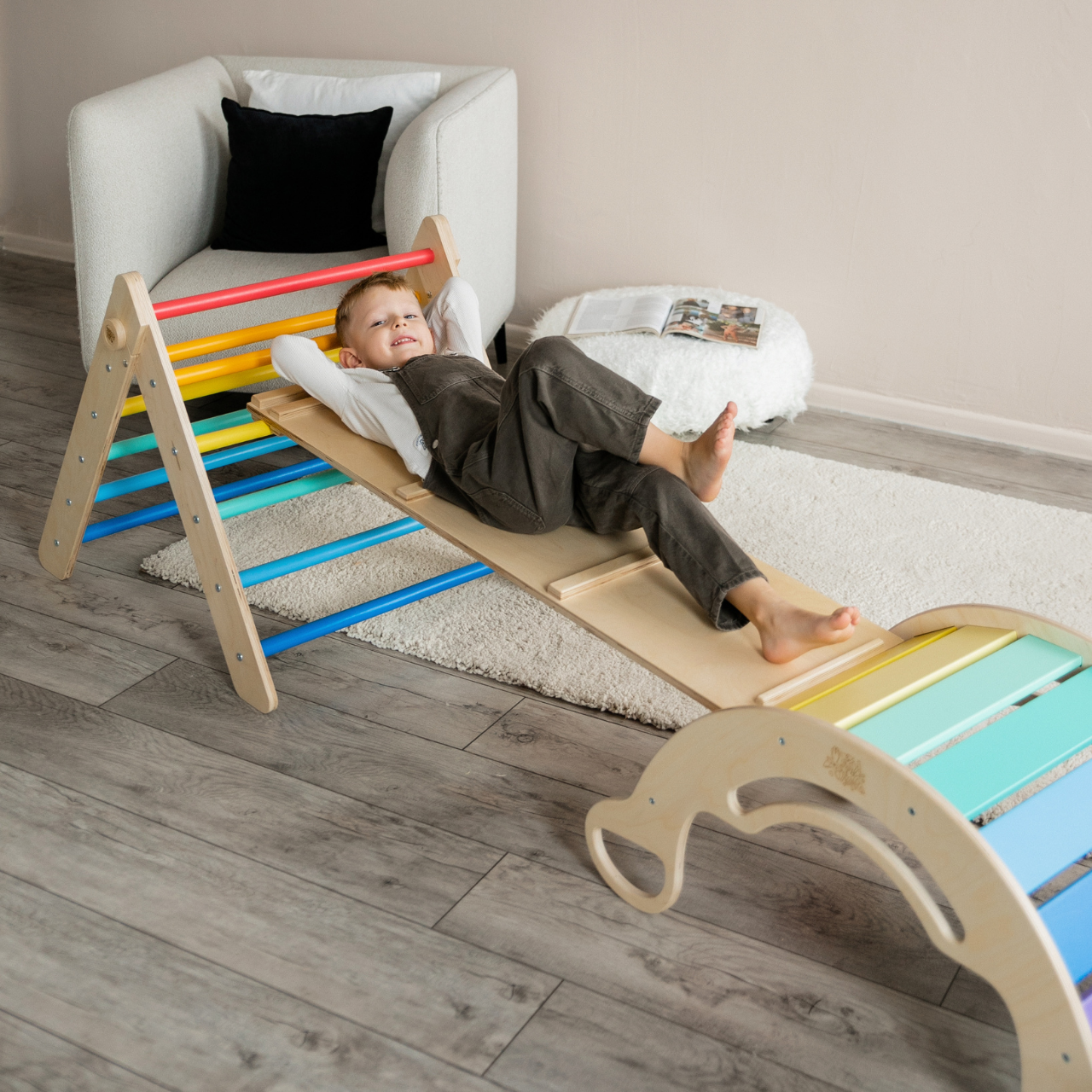 BusyKids Pikler set – driehoek, plank & balanswip – regenboog – productbeeld 5