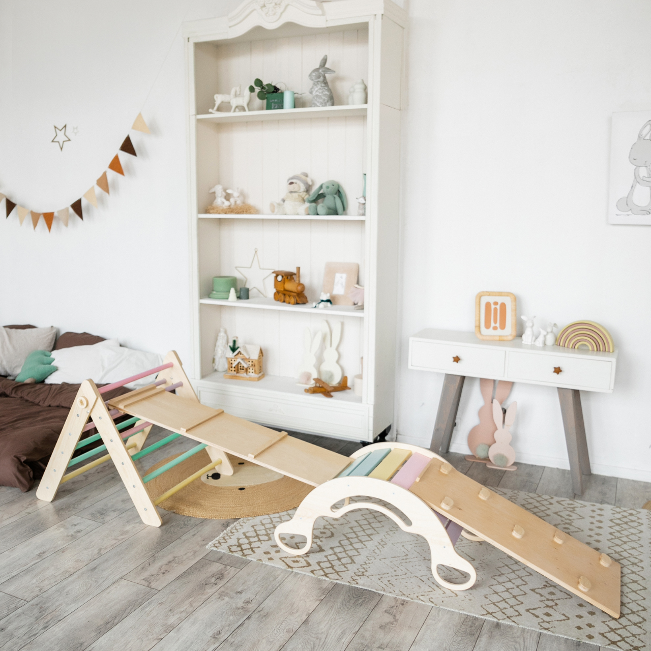 BusyKids Pikler groot set – driehoek, 2 planken & balanswip – regenboog – productbeeld 27