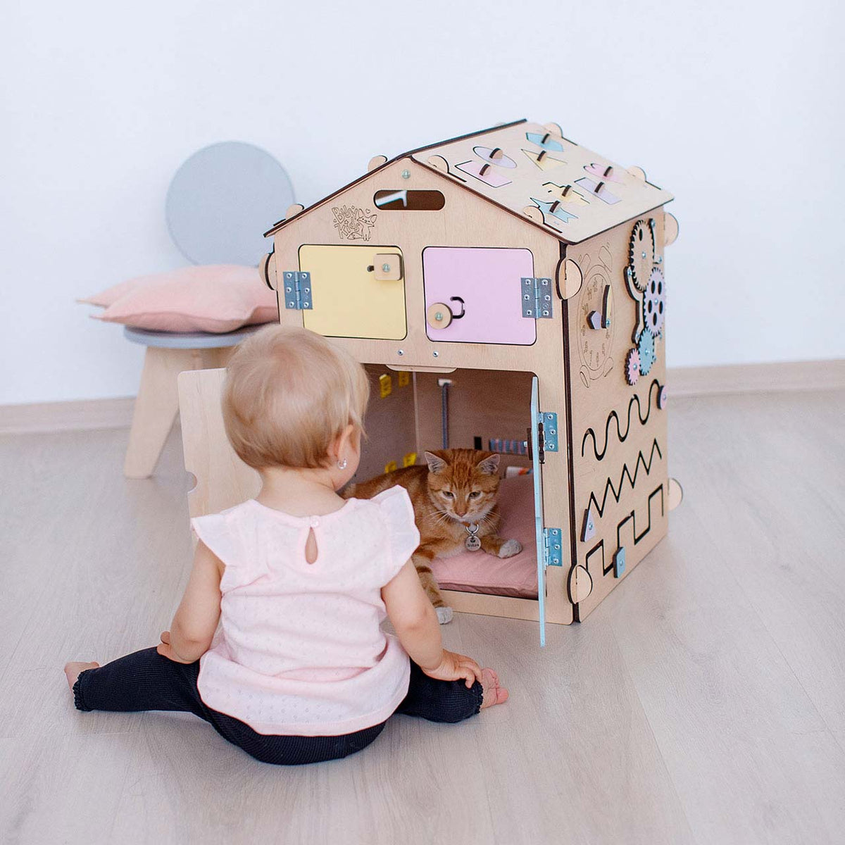 BusyKids Busy Board speelhuisje – naturel pastel, limited edition