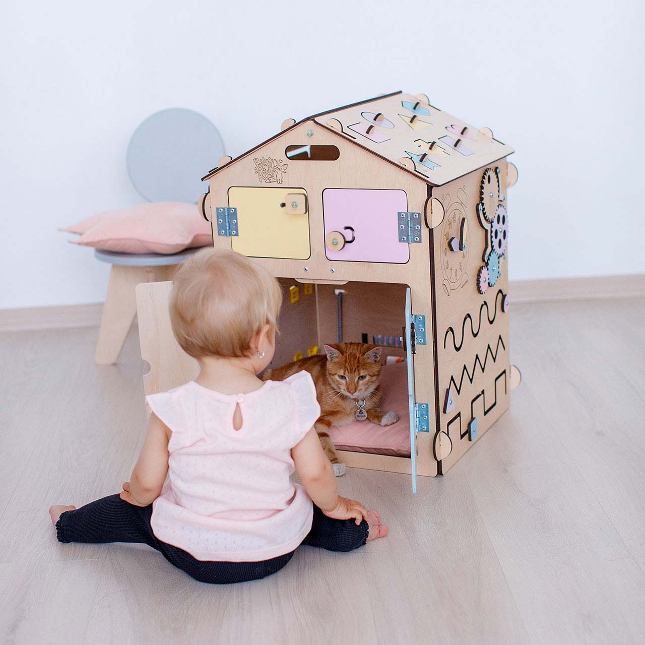 BusyKids Busy Board speelhuisje – naturel pastel, limited edition