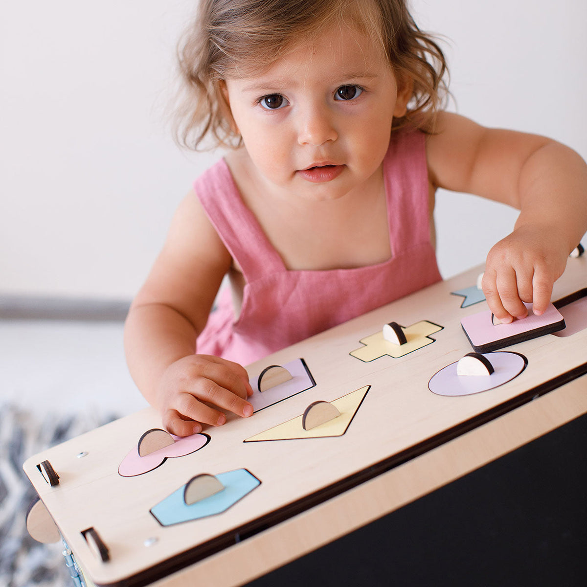 BusyKids Busy Board speelhuisje – naturel pastel, limited edition