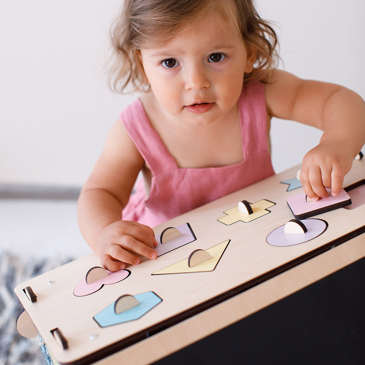 BusyKids Busy Board speelhuisje – naturel pastel, limited edition