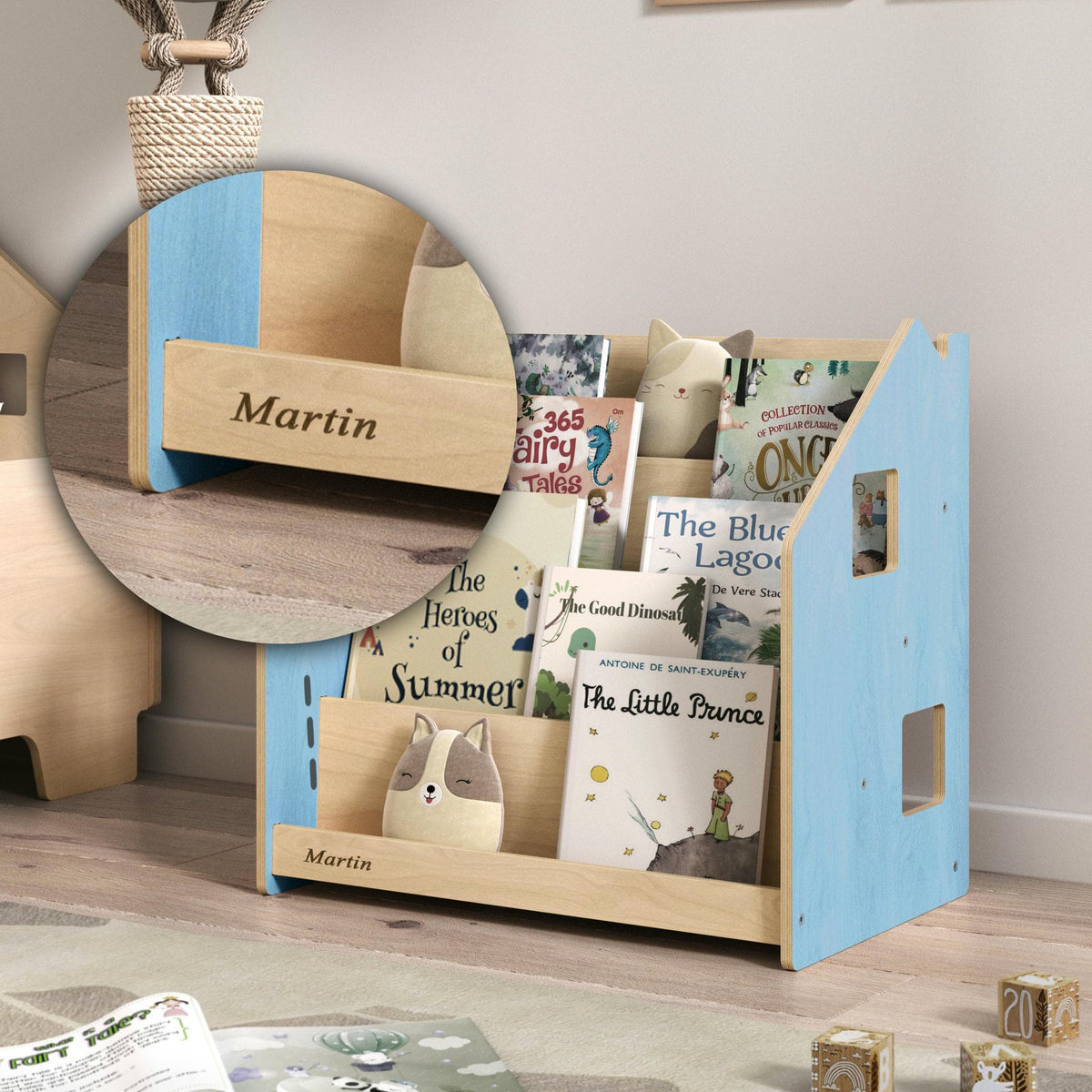 Kind bij BusyKids Montessori boekenkast – zachtblauw/roze in de kinderkamer