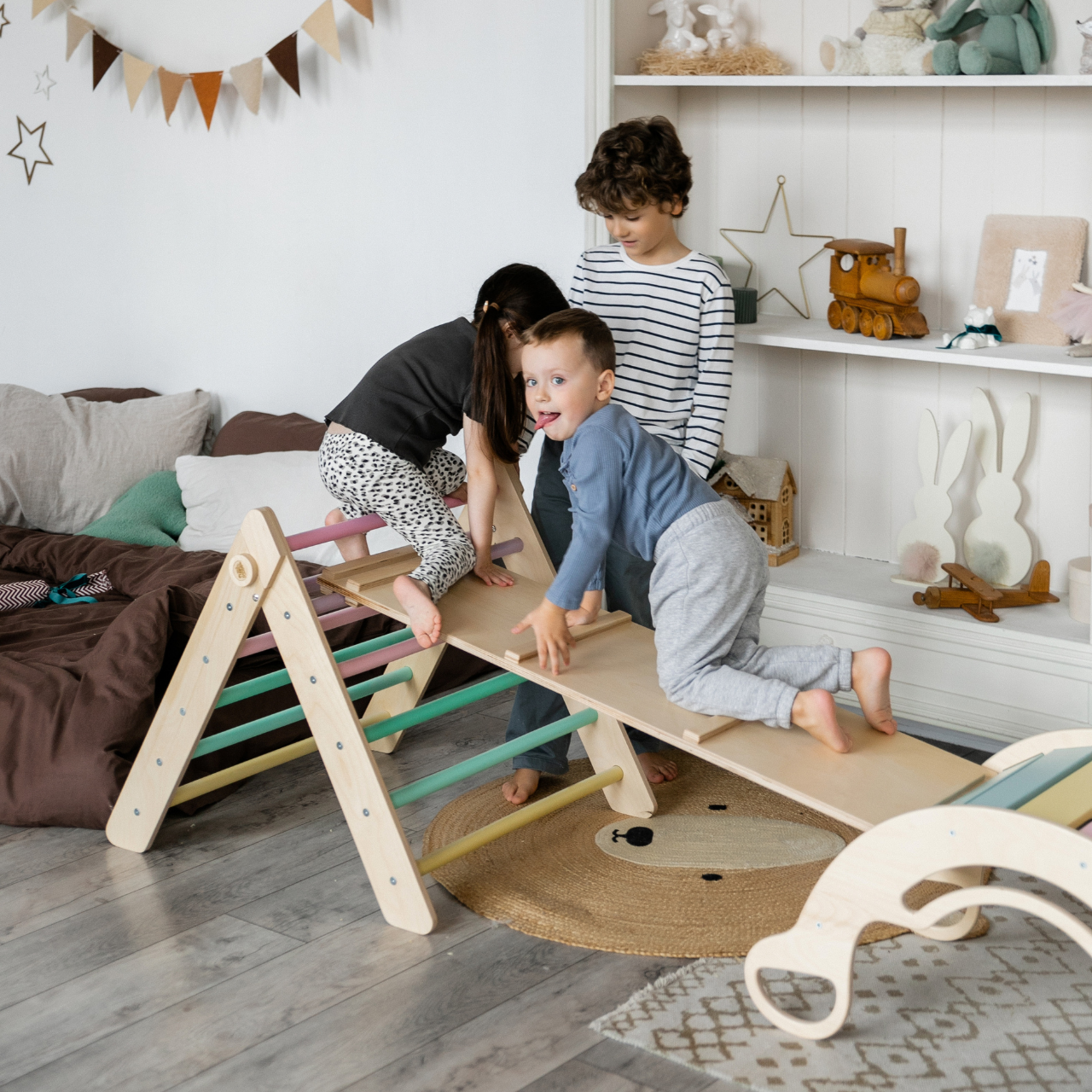 BusyKids Pikler set – driehoek, plank & balanswip – regenboog – productbeeld 26