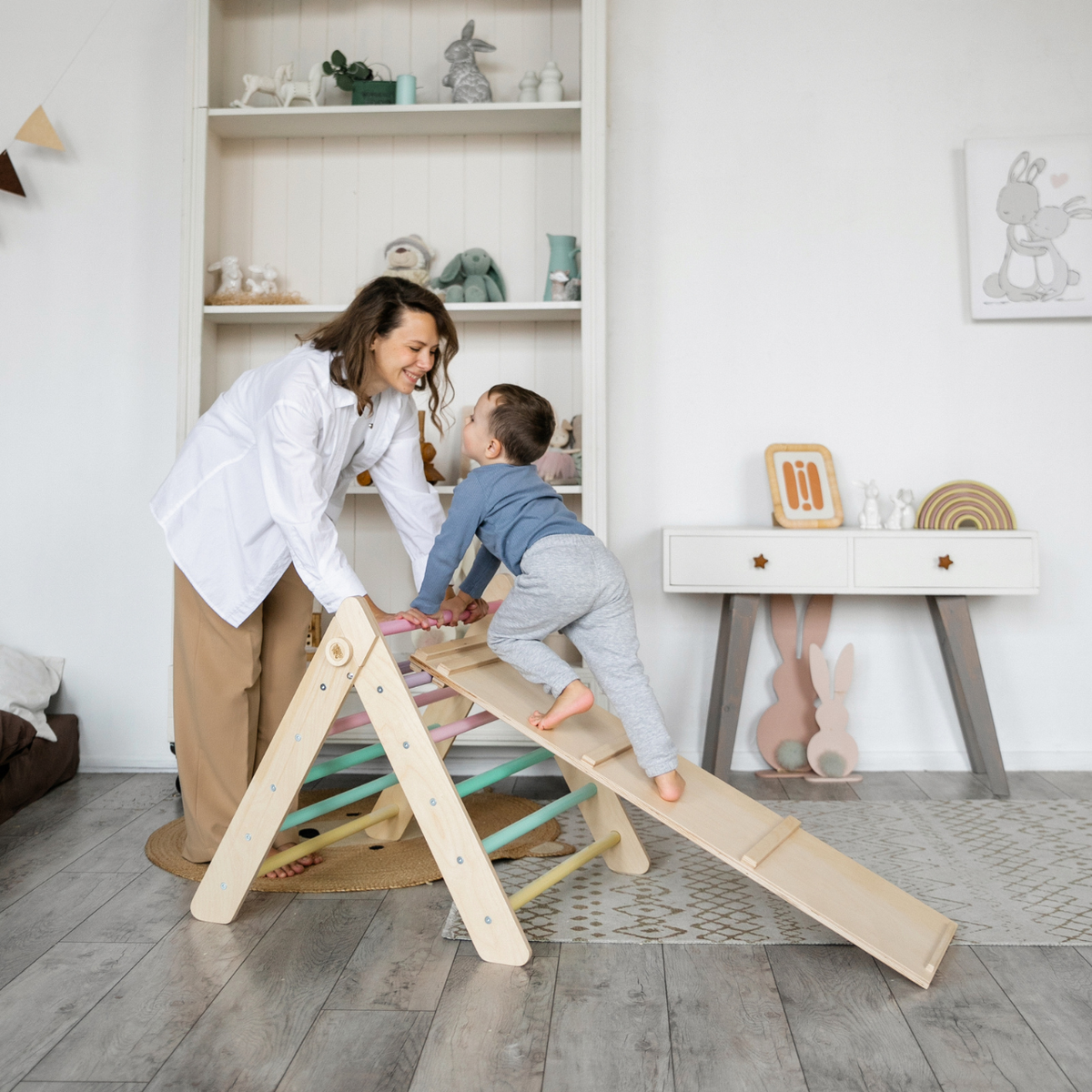 BusyKids Pikler klimdriehoek met plank – regenboog – productbeeld 25
