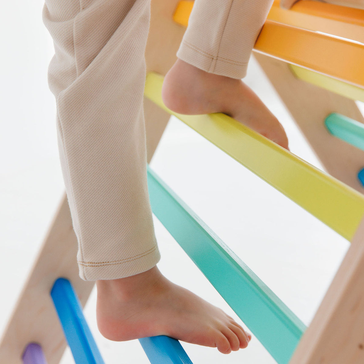 BusyKids Pikler klimdriehoek – regenboog – productbeeld 6