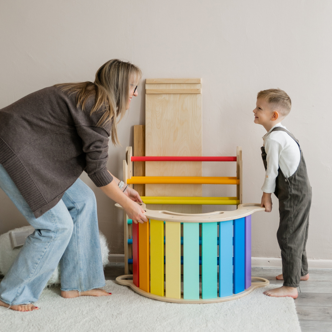 BusyKids Pikler groot set – driehoek, 2 planken & balanswip – regenboog – productbeeld 7