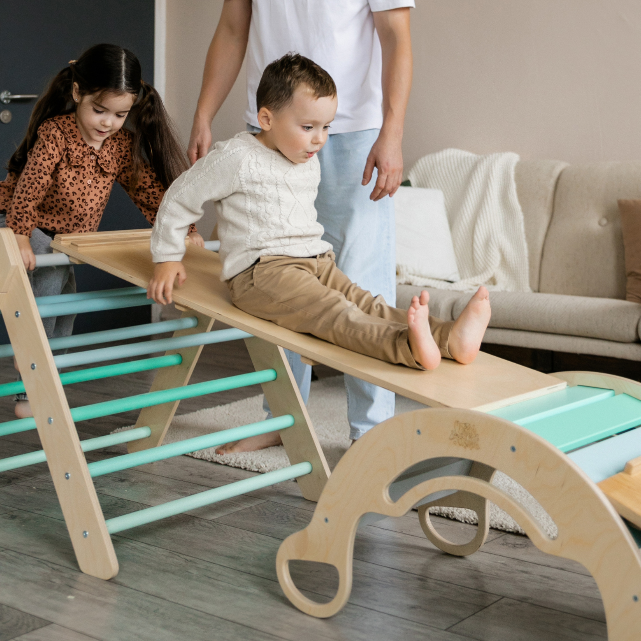 BusyKids Pikler set – driehoek, plank & balanswip – regenboog – productbeeld 19
