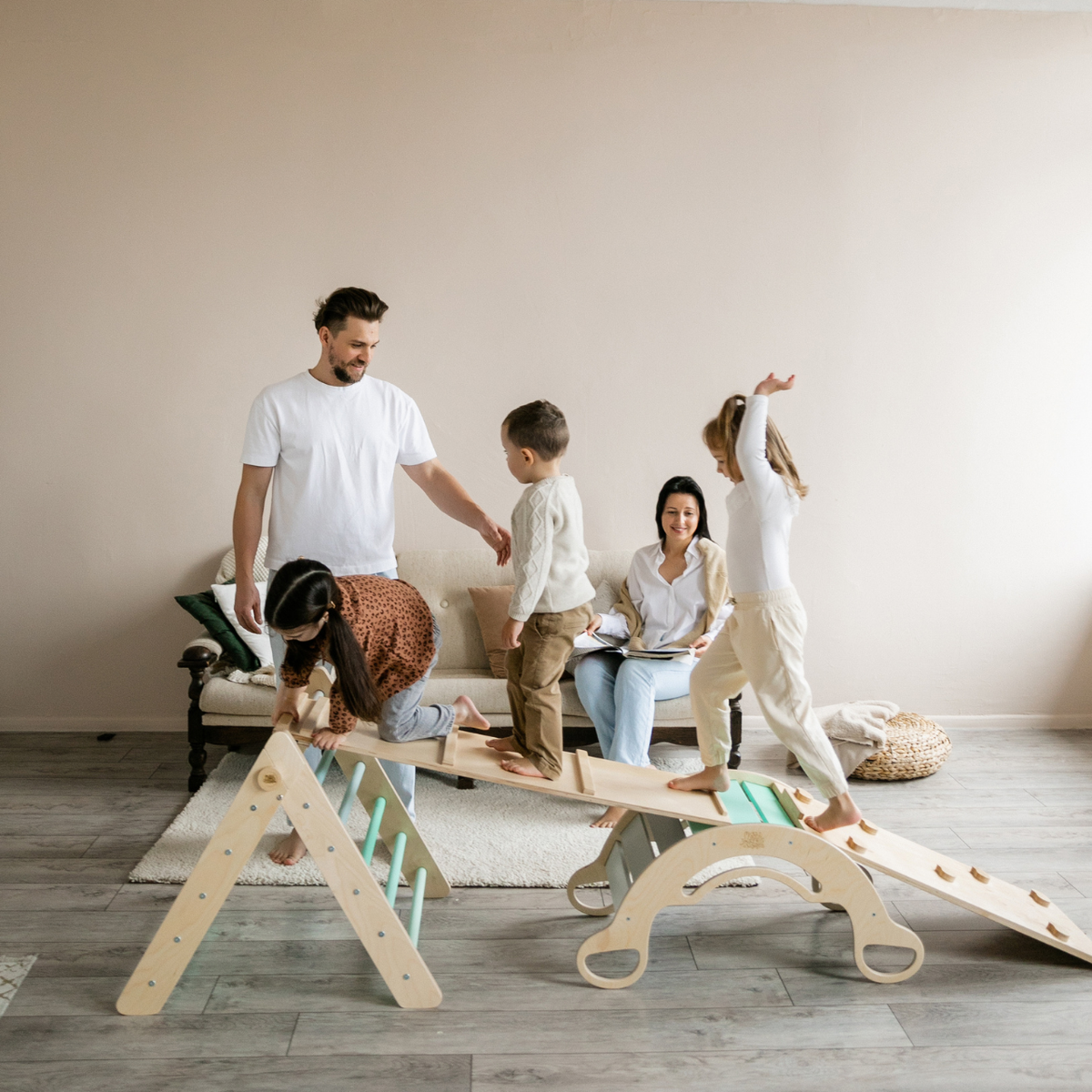BusyKids Pikler groot set – driehoek, 2 planken &amp; balanswip – regenboog – productbeeld 19