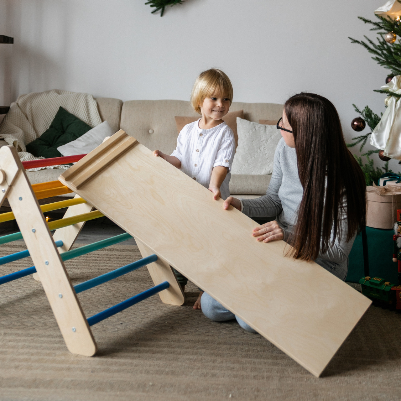 BusyKids Pikler klimdriehoek met plank – regenboog – productbeeld 5