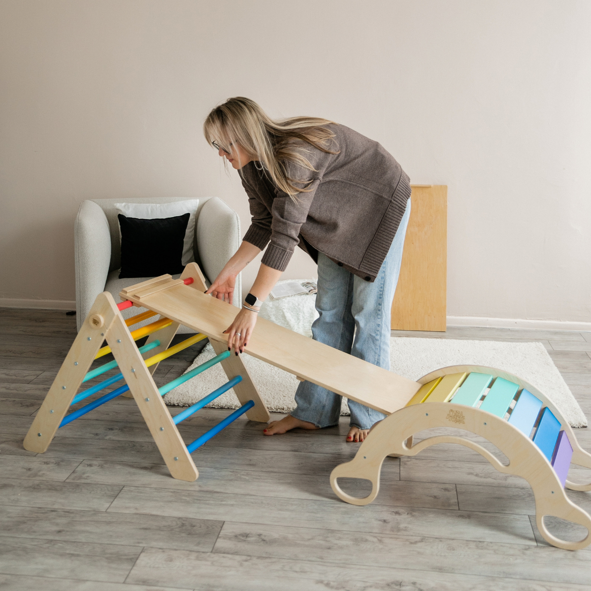 BusyKids Pikler set – driehoek, plank &amp; balanswip – regenboog – productbeeld 6