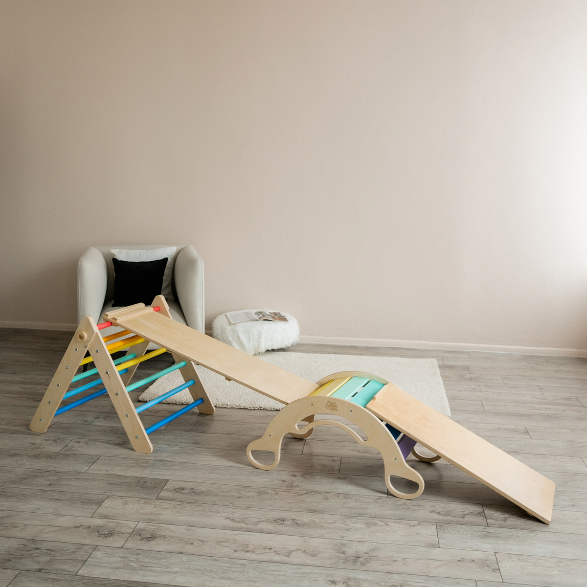 BusyKids Pikler groot set – driehoek, 2 planken &amp; balanswip – regenboog – productbeeld 6