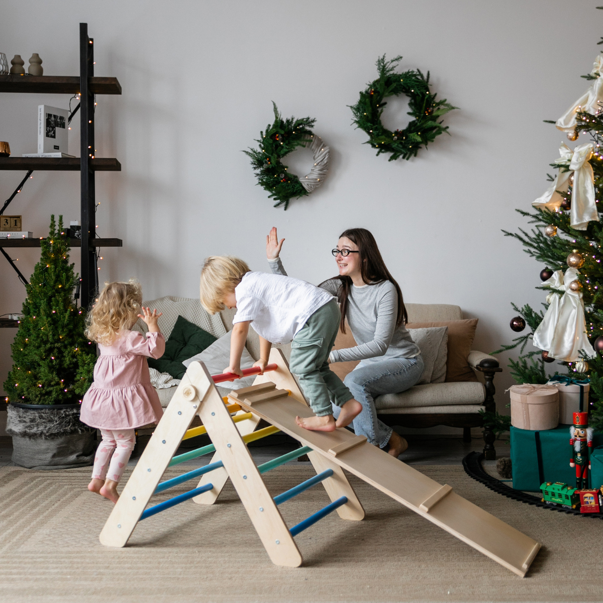BusyKids Pikler klimdriehoek met plank – regenboog – productbeeld 4