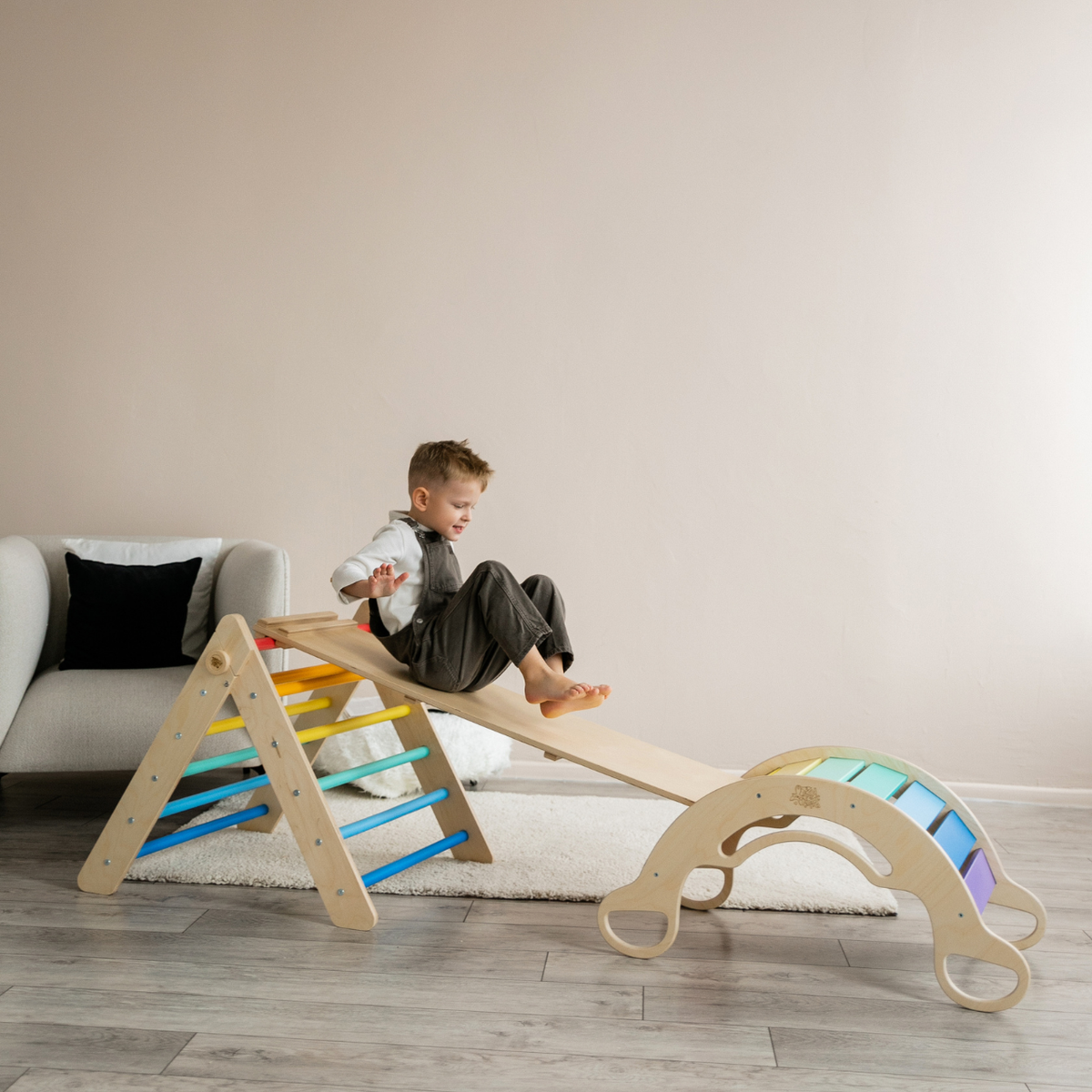 BusyKids Pikler set – driehoek, plank &amp; balanswip – regenboog – productbeeld 4