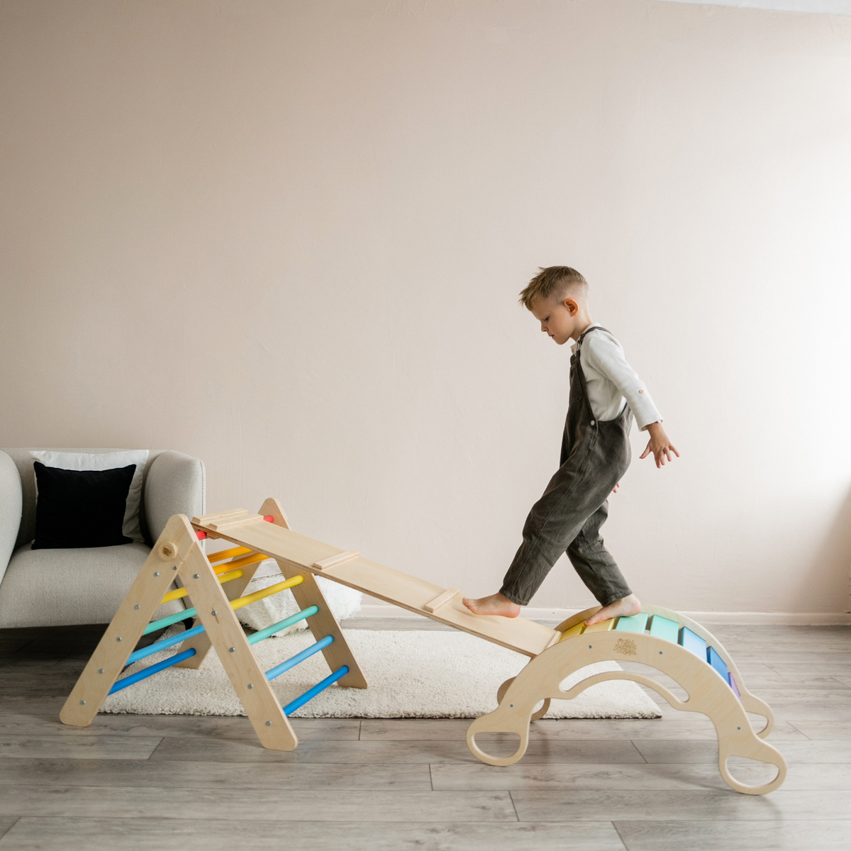 BusyKids Pikler set – driehoek, plank &amp; balanswip – regenboog – productbeeld 3