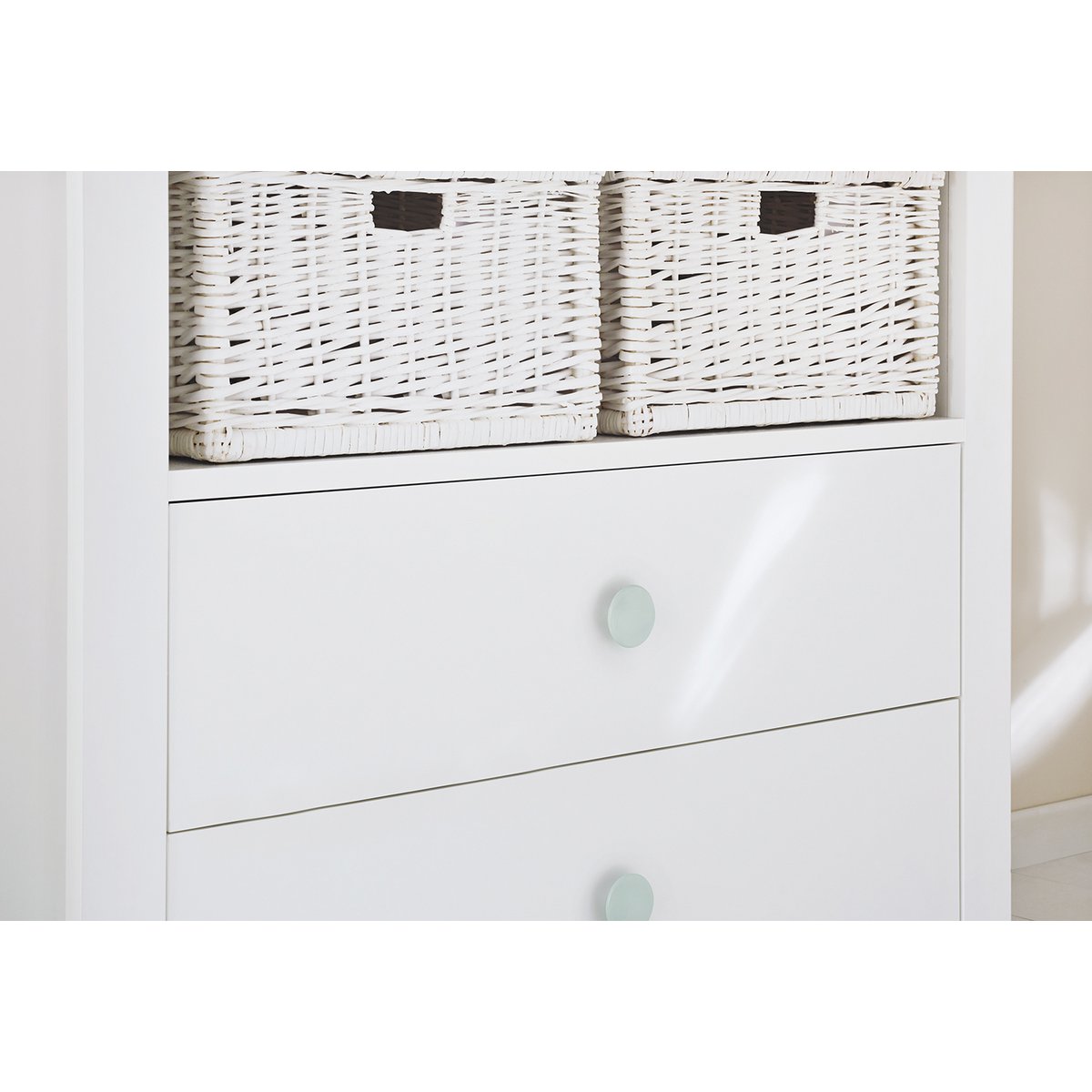 Mintkleurige meubelknoppen op de extra brede Florentina commode