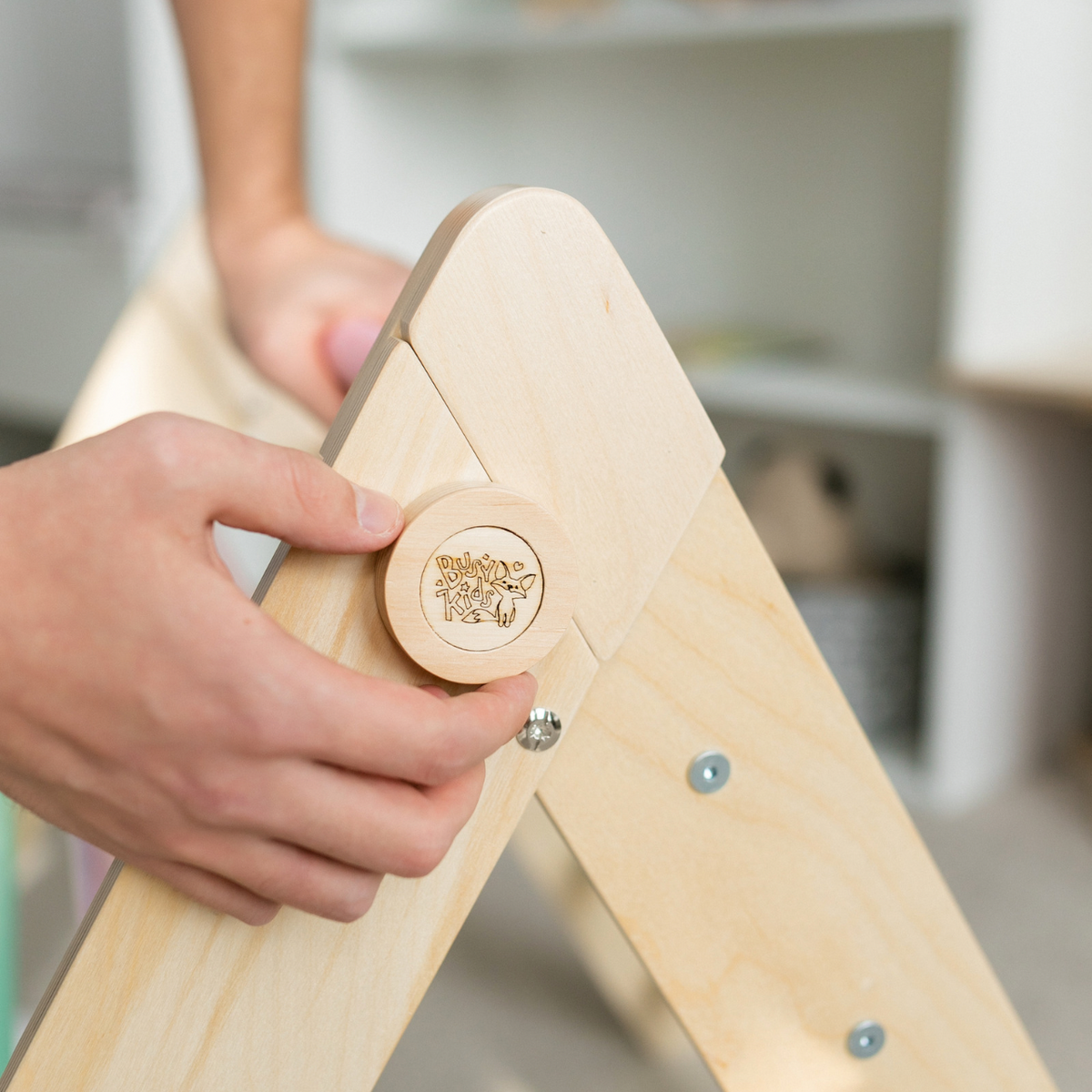 BusyKids Pikler klimdriehoek met plank – regenboog – productbeeld 28