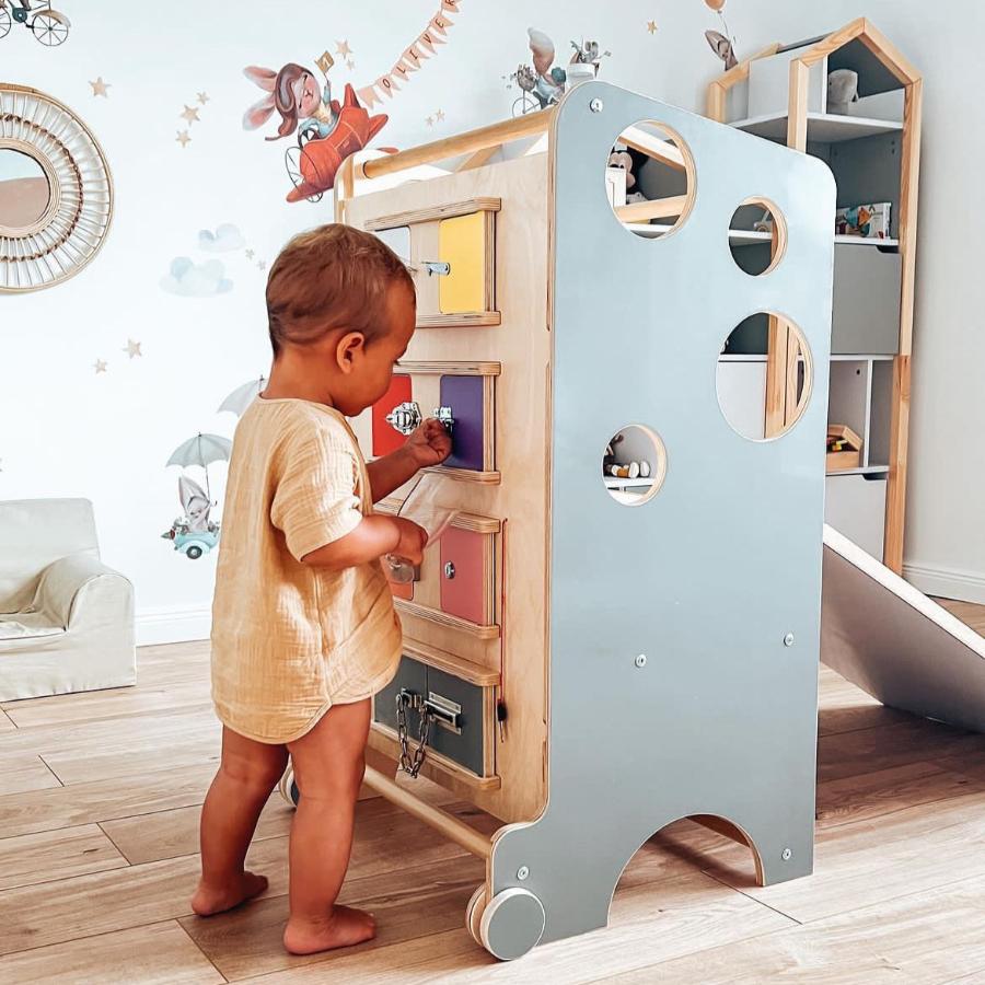 Leea montessori leertoren met lockboard en slide in gebruik door opgroeiend kind 