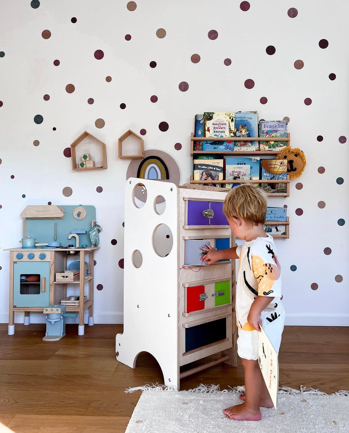 Leea montessori leertoren met sloten en deurtjes.jpg__PID:0f93fc8e-357f-473a-862c-636129cb2a76