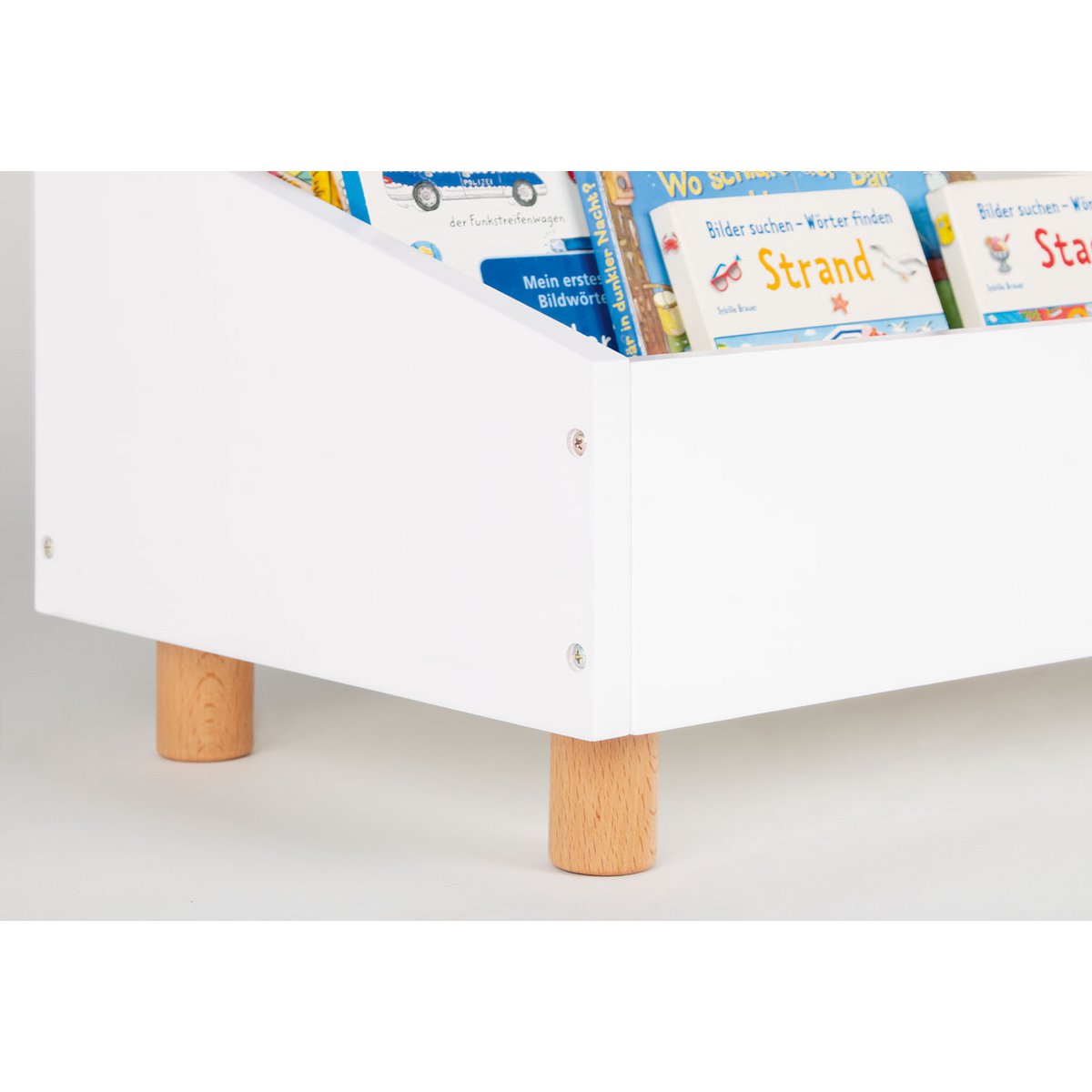 Ronde beukenhouten poten van de Ando boekenkast