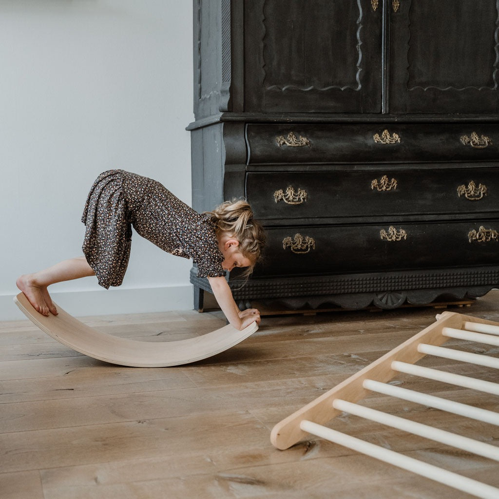 houten balance board met rood vilt