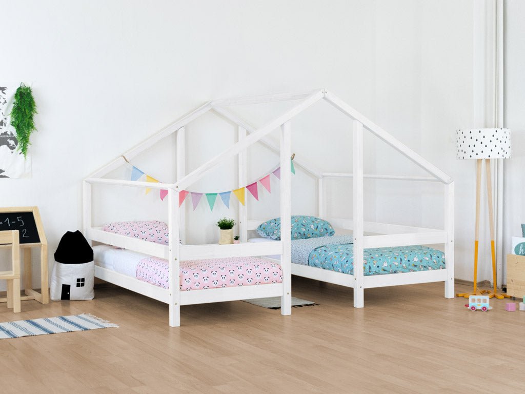 houten huisbed voor twee kinderen