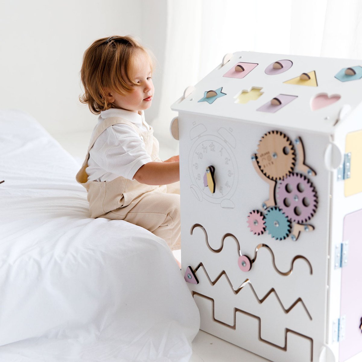 BusyKids Busy Board speelhuisje – wit/pastel, limited edition-Speelhuisje