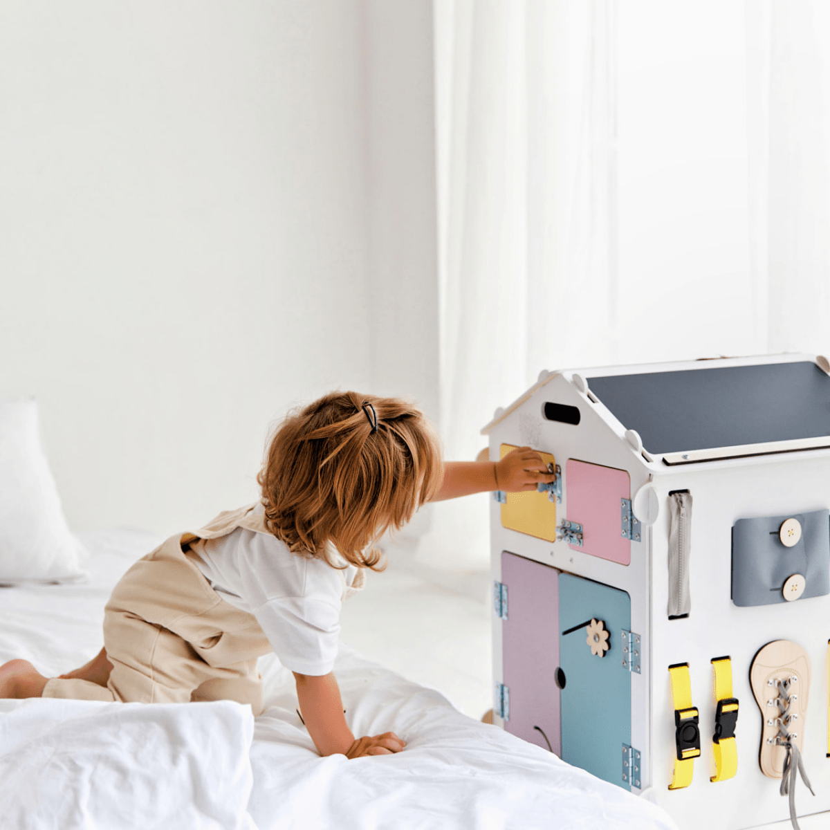BusyKids Busy Board speelhuisje – wit/pastel, limited edition-Speelhuisje
