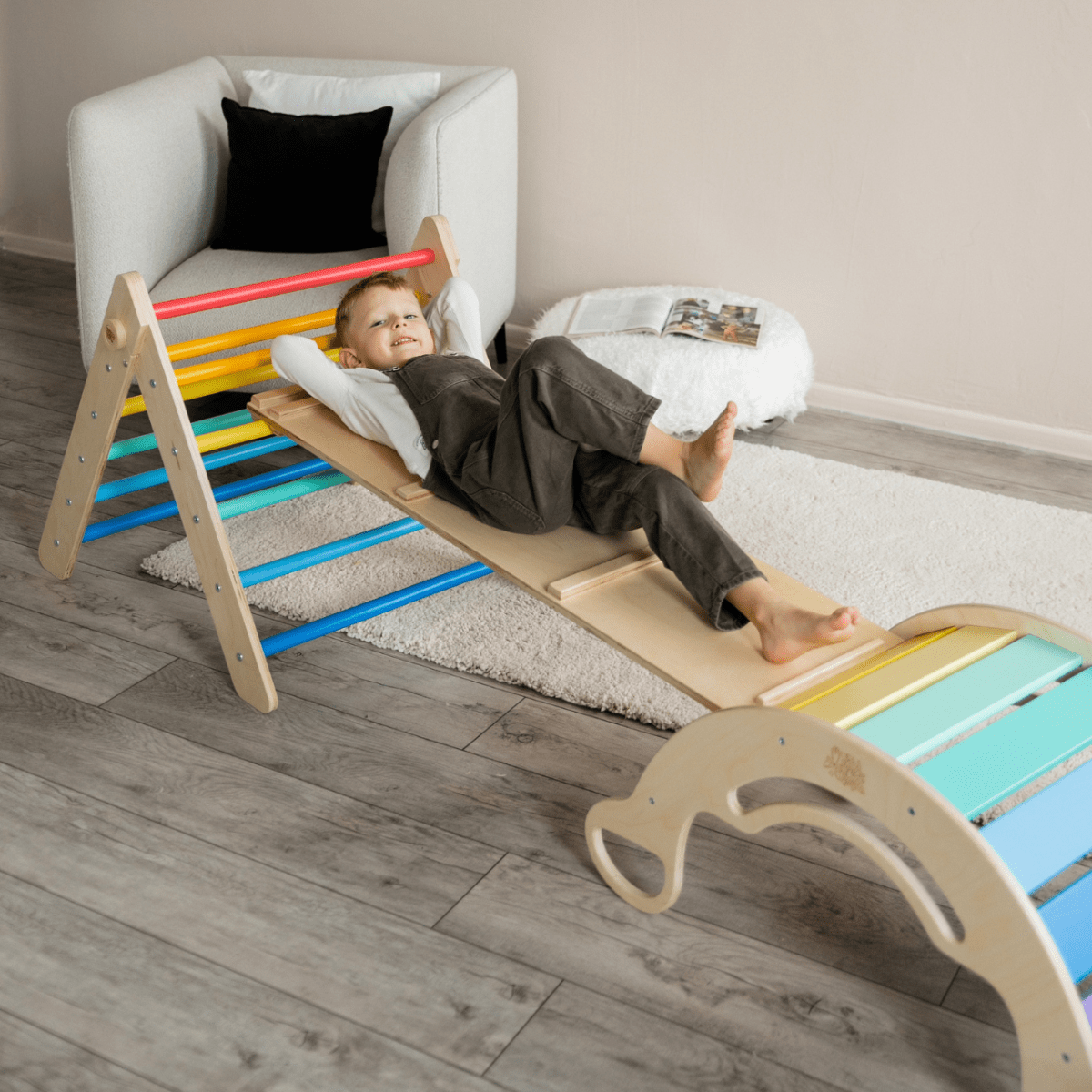 BusyKids Pikler set – driehoek, plank & balanswip – regenboog – productbeeld 5