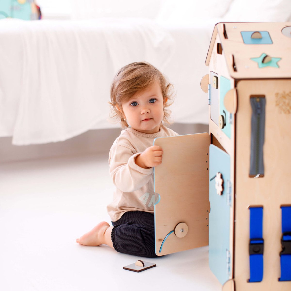 BusyKids set – Busy Board speelhuisje naturel/mint met creatieve kubus-Speelhuisje set