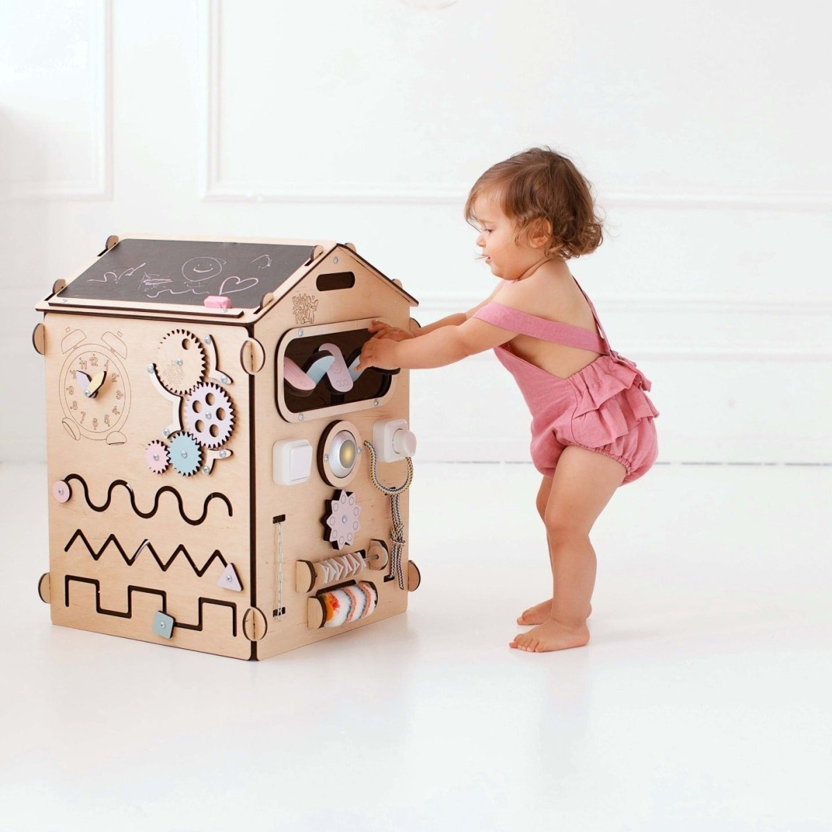 BusyKids set – Busy Board speelhuisje naturel/pastel met creatieve kubus-Speelhuisje set