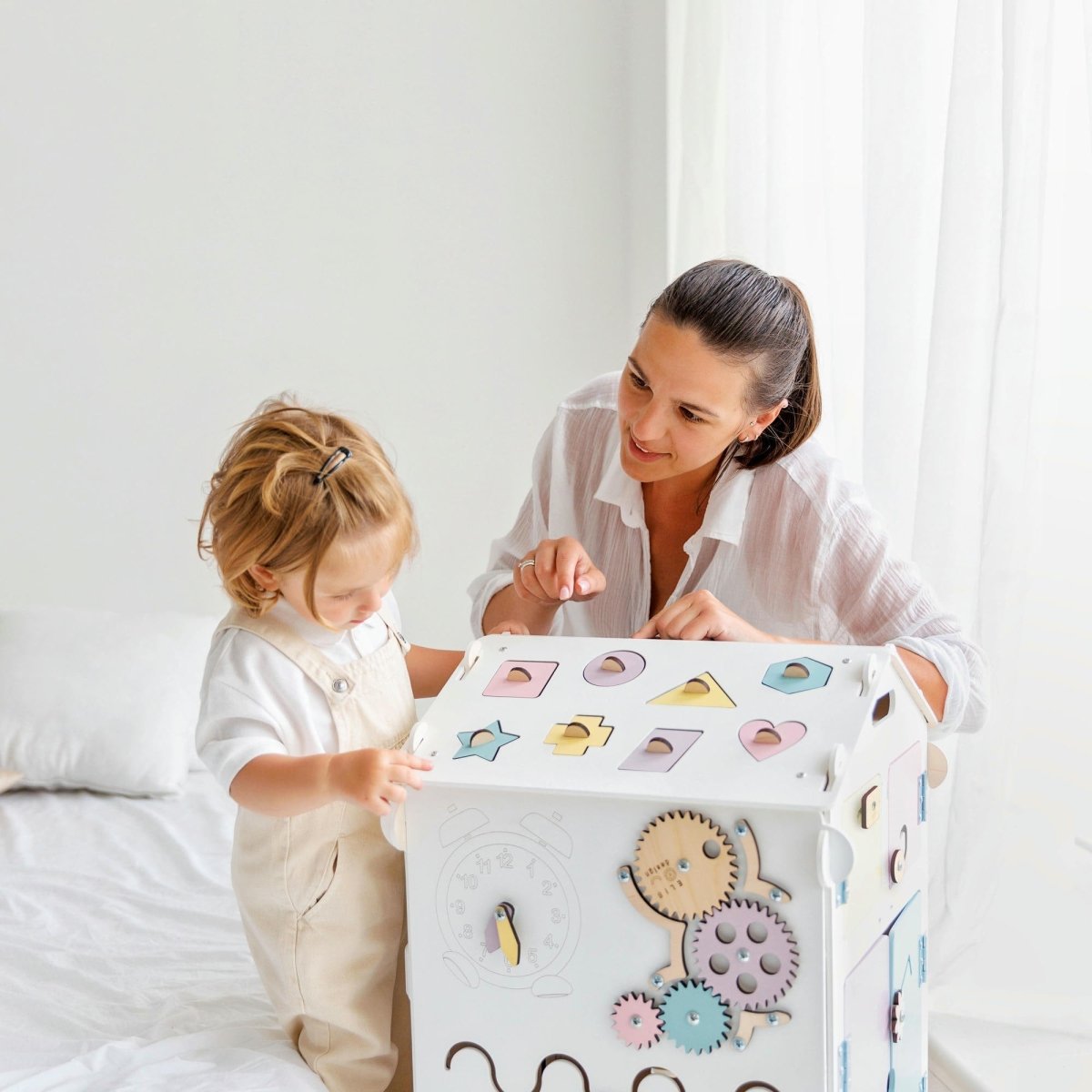 BusyKids set – Busy Board speelhuisje wit/pastel met creatieve kubus-Speelhuisje set