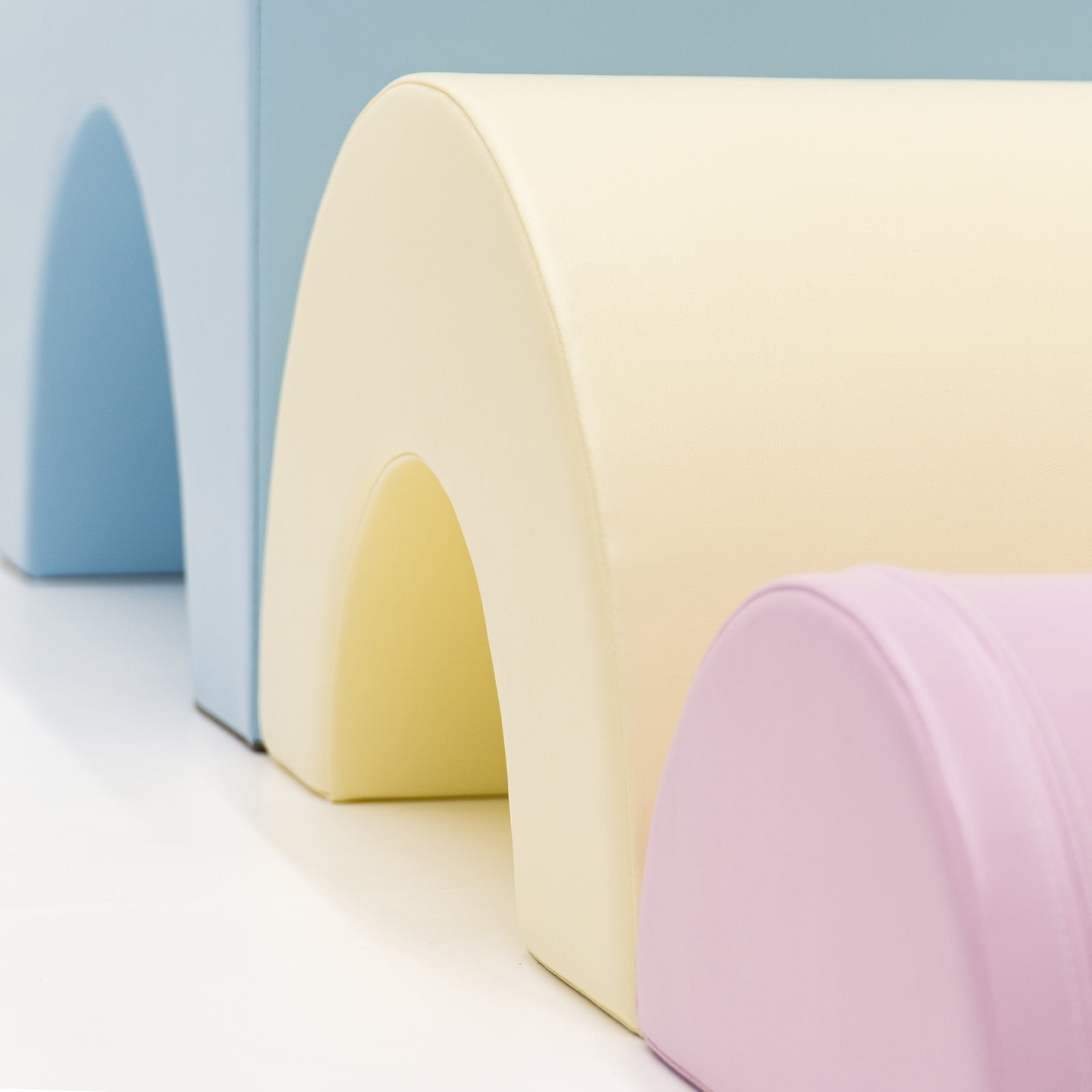 Detail van de licht pastel IGLU Rainbow Bridge bogen