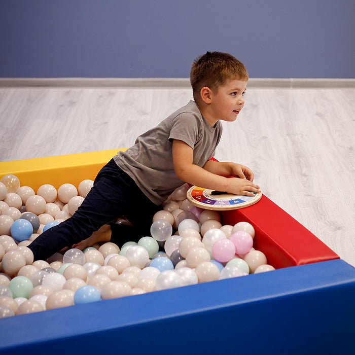 Kind speelt in Soft Play Ballenbak - Ball Play Heaven
