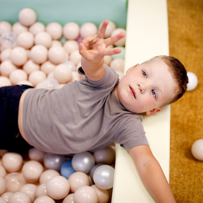 Kind speelt met Soft Play Ballenbak - Ball Play Heaven