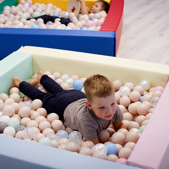 Kind speelt in Soft Play Ballenbak - Ball Play Heaven